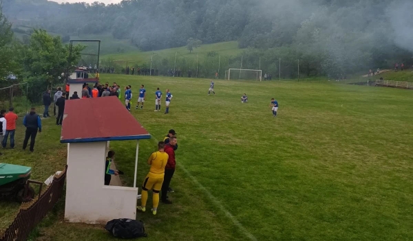 Prekinut meč Prve lige TK: Sudija brutalno pretučen, bio "zarobljen" pet sati, uz policijsku pratnju napustio stadion