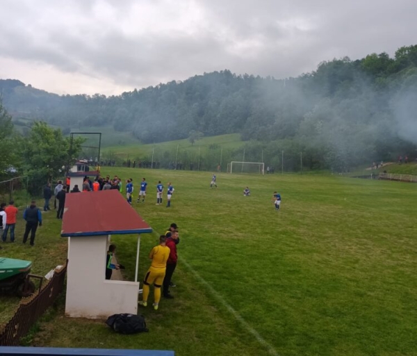 Pretukli sudiju pa ga držali „opkoljenog“ na stadionu 5 sati